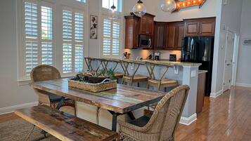 Duplex, 4 Bedrooms | Private kitchen | Oven