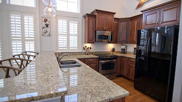 Dúplex, 4 habitaciones | Cocina privada | Horno