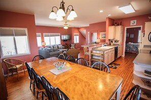 Casa, 4 habitaciones | Cocina privada | Horno y utensilios de cocina 