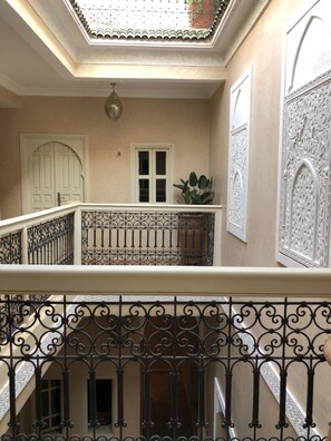 المنشأة من الدا خل