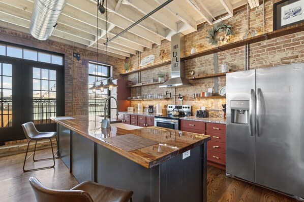 Full-size fridge, microwave, oven, stovetop