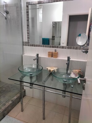 Dusj, hårføner, håndklær og såpe