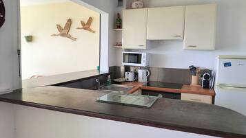 Coffee/tea maker, fridge, microwave, oven