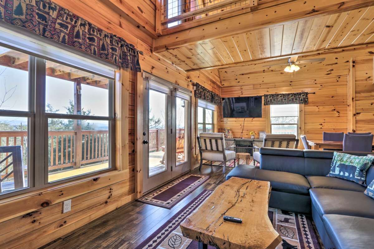 PRIME dates still available! Stunning Views!Hot Tub! Game Room!18mi to PF!  