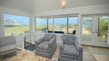 House, 5 Bedrooms | Living room