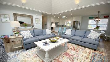 House, 5 Bedrooms | Living room