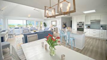 House, 5 Bedrooms | Private kitchen | Oven, cookware/dishes/utensils