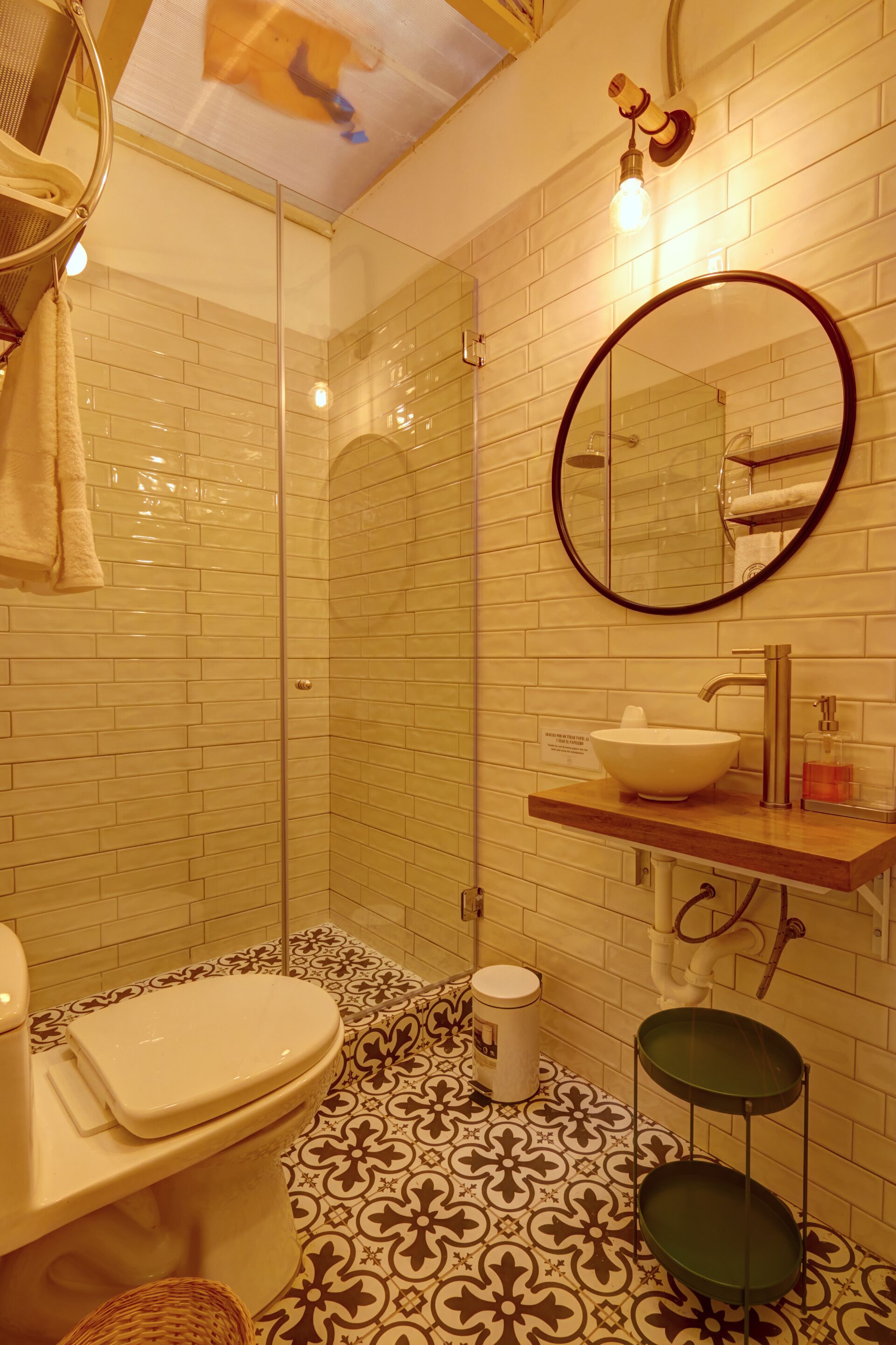 Douche, douche à « effet pluie », serviettes fournies
