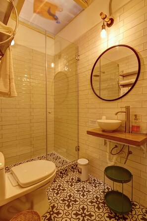 Ducha, cabezal de ducha tipo lluvia, toallas