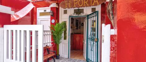 Vista frontal de la propiedad