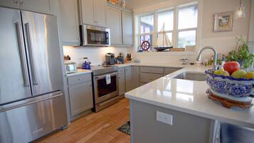 Duplex, 3 Bedrooms | Private kitchen | Oven