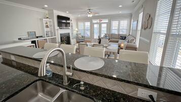 Duplex, 5 Bedrooms | Private kitchen | Oven
