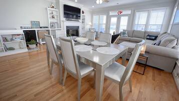 Duplex, 5 Bedrooms | Living room