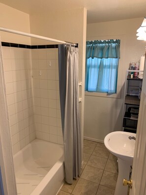 Tina, secadora de cabello, toallas, jabón 