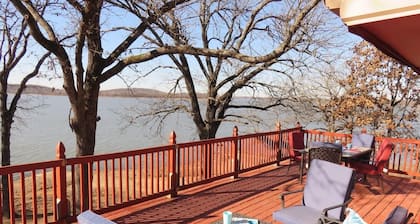 Eufaula Lake front access w/wraparound deck and spectacular views! Pet friendly!