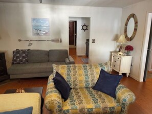 Älytelevisio, videopelejä, DVD-soitin, kirjoja