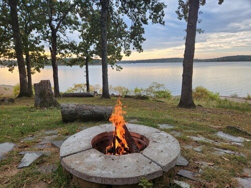 Eufaula Lake front access w/wraparound deck and spectacular views! Pet friendly!