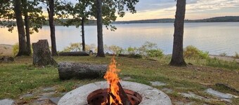 Eufaula Lake front access w/wraparound deck and spectacular views! Pet friendly!