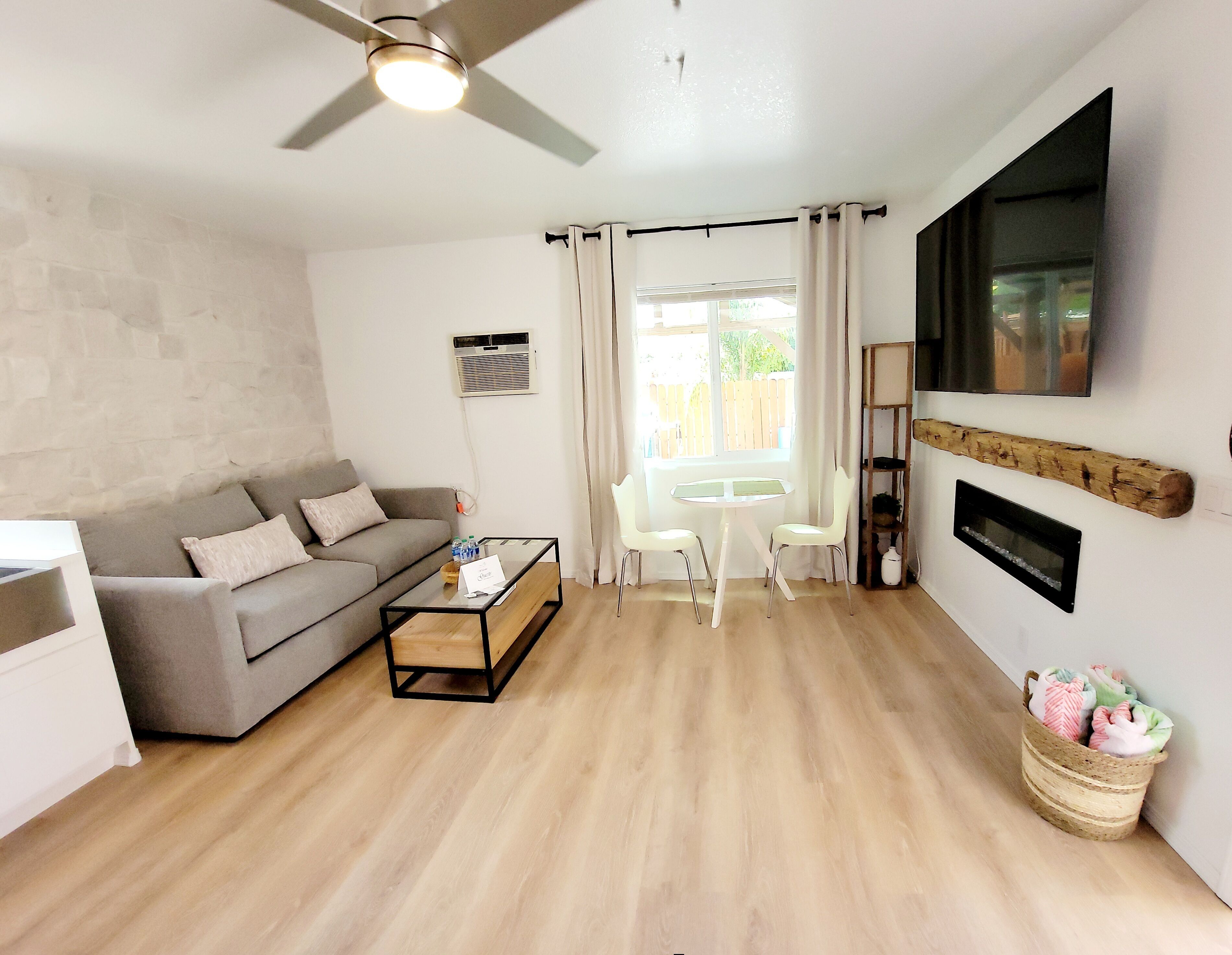 PALMERA+ Newly Remodeled Casita near El Paseo Shops with Saltwater pool!