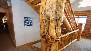 Un escalier en bois sur lequel est accrochée une pancarte indiquant : « ALLEZ VOUS BAIGNER DANS LE LAC ».