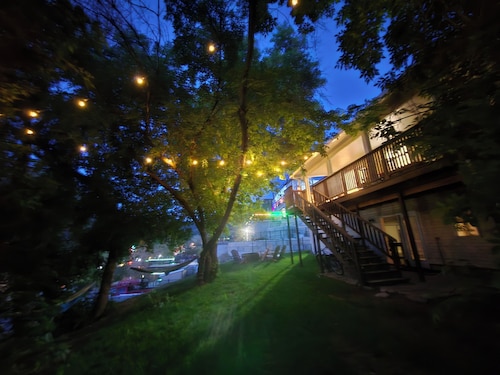 Lookout Lodge, cozy retreat steps to Main St & hot pools! Views & a pool table!