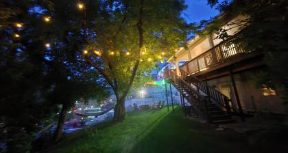 Lookout Lodge, cozy retreat steps to Main St & hot pools! Views & a pool table!