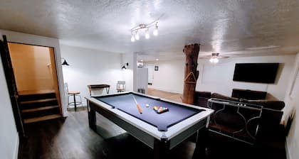 1 block from Main St & hot pools! POOL TABLE! Spacious 6 bedroom home