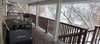 1 block from Main St & hot pools! POOL TABLE! Spacious 6 bedroom home