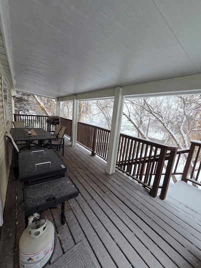 1 block from Main St & hot pools! POOL TABLE! Spacious 6 bedroom home