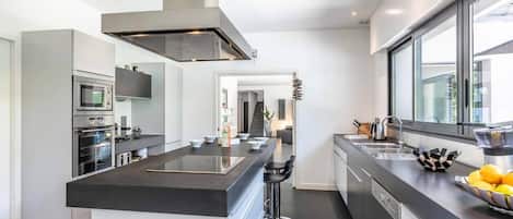 Køleskab, opvaskemaskine, brødrister, køkkentøj/tallerkener/redskaber