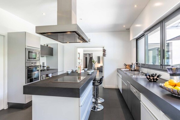 Fridge, dishwasher, toaster, cookware/dishes/utensils