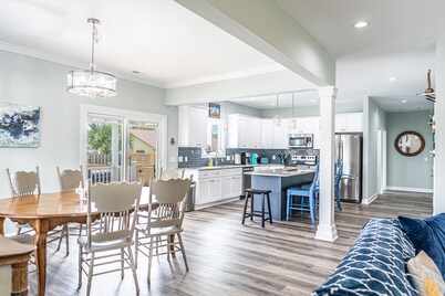  6 BR/6 Ba w/ Pool & Hot Tub, ample Parking, close to Beach & Downtown!