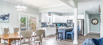 6 BR/6 Ba w/ Pool & Hot Tub, ample Parking, close to Beach & Downtown!