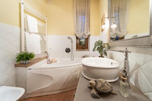 Bathtub, jetted bath, free toiletries, hair dryer - Charming Villa with swimming pool (Carbonile)