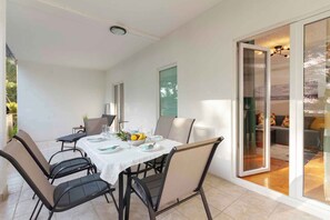 Outdoor dining - Holiday apartment Beach apartment Petra (Pula)