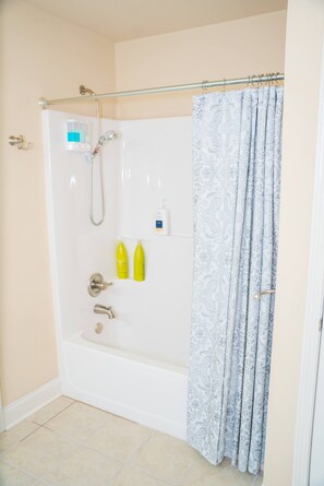 Douche, séchoir à cheveux, serviettes fournies, savon
