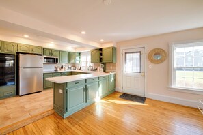 Réfrigérateur, micro-ondes, plaque de cuisson, lave-vaisselle