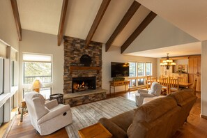 TV, books - Edelweiss 22 - Great location for any family (Durango)