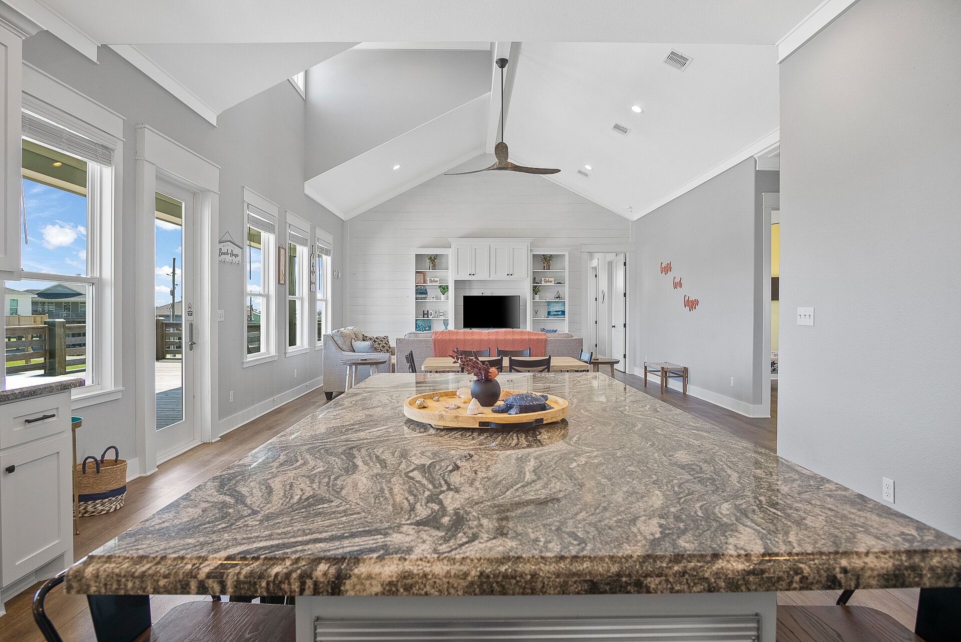 $25 off any stay!,Family friendly,DogFriendly! Short walk to the beach!