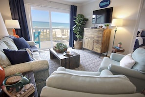 Condo, 2 Bedrooms | Living room