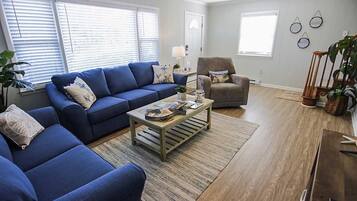 Duplex, 3 Bedrooms | Living room