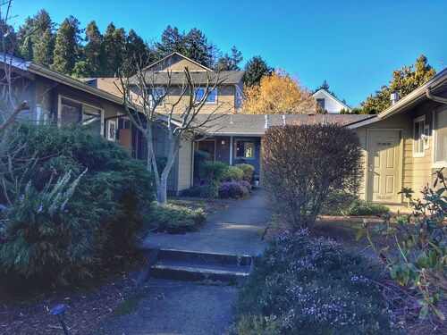 Minimalist 2bd condo in a quiet, safe, lively neighborhood