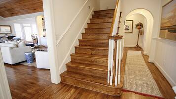 House, 5 Bedrooms | Interior