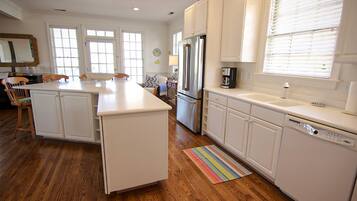 House, 5 Bedrooms | Private kitchen | Oven