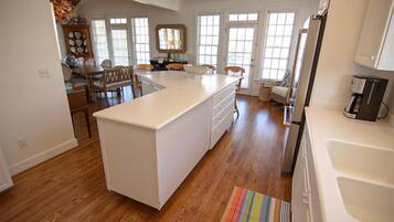 House, 5 Bedrooms | Private kitchen | Oven