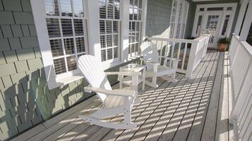 House, 5 Bedrooms | Balcony