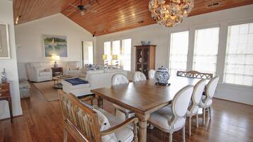 House, 5 Bedrooms | Private kitchen | Oven