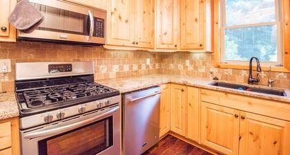 Riverfront Premium Cabin, 3 bed 3.5 bath, On the River, Sleep 10