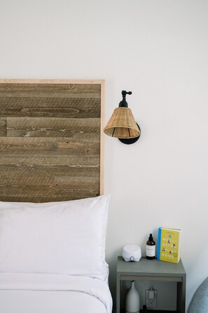 Desk, laptop workspace, free WiFi, bed sheets - SCP Seven4One (Laguna Beach)