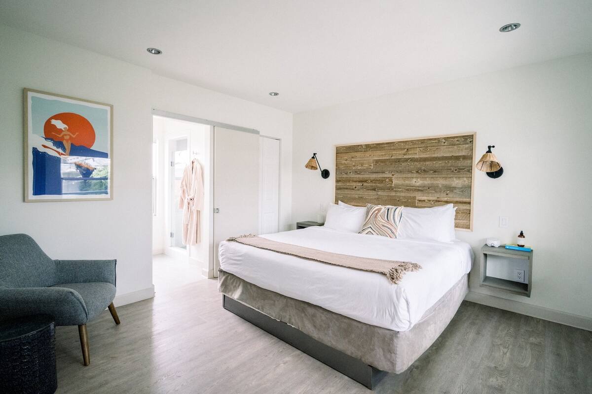 studio suite, 1 king bed with sofa bed, sea facing | desk, laptop workspace, free wifi, bed sheets